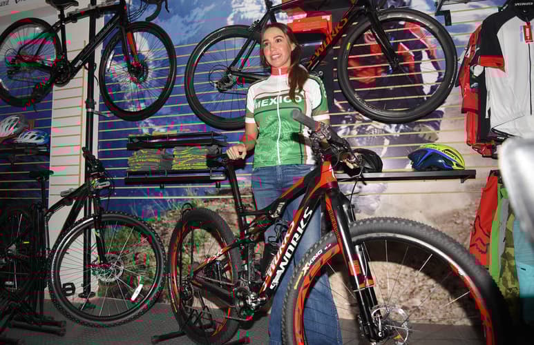 Violeta Fernández compite en su bicicleta 2016 S - Works, su cómplice en cada triunfo. (Jesús Galindo)