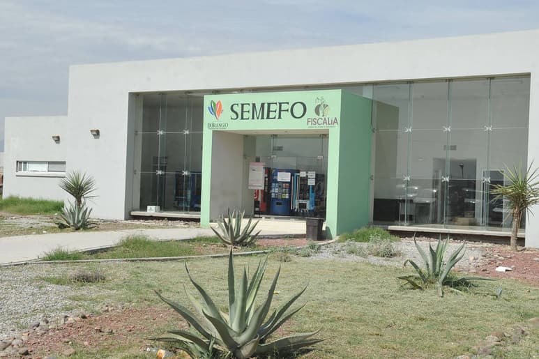 Homicidio. Trasladan al Semefo de Lerdo los cuerpos de dos hermanos muertos a balazos en el municipio de Santa Clara, Durango.