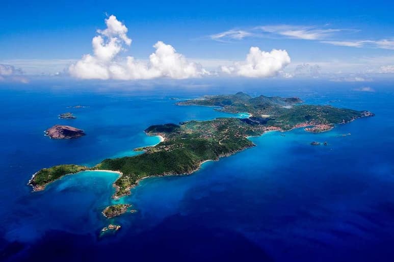 St. Barths es una isla caribeña, antiguamente asolada por piratas y ahora frecuentada por estrellas de cine y magnates.