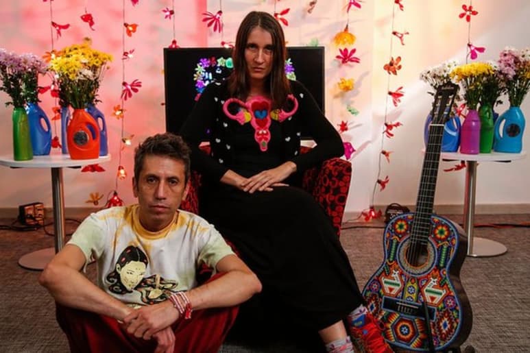 El video del tema fue grabado en vivo, con una puesta escena que resalta la esencia única de las florecitas rockeras en medio de un entorno Reluciente y Rechinante. (ARCHIVO)