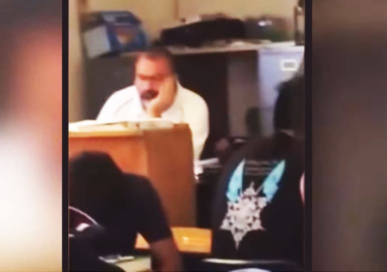 El docente jamás notó que el proyector mostraba lo que veía en la pantalla de su computadora. (YOUTUBE)