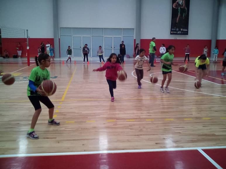Las pequeñas aprenden los principios básicos del deporte ráfaga. Realizan cursos de Pascua en La Jabonera