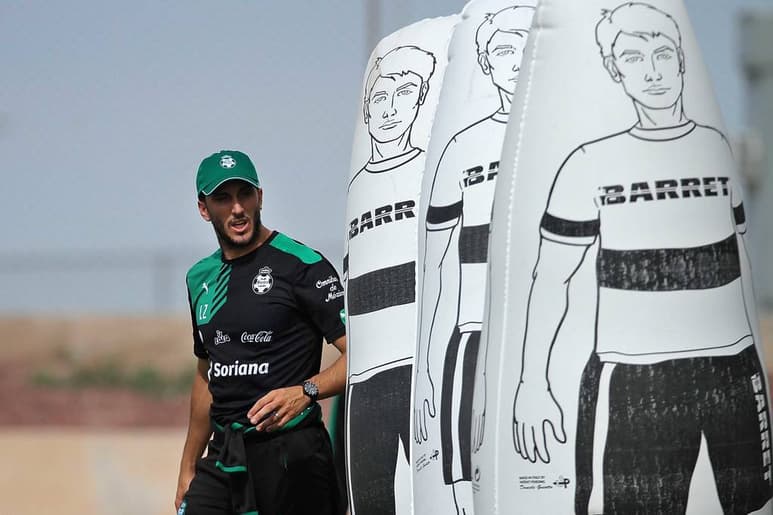 Luis Zubeldía dirigió el entrenamiento de ayer del Santos Laguna. Hoy, el equipo volverá a trabajar sin la presencia de los medios de comunicación. (EL SIGLO DE TORREÓN)