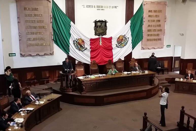 La actual legislatura, liderada por el priista José María Fraustro Siller, ha facturado boletos de avión a los diputados locales. Sin embargo, al tratar de cumplir con la Ley de Acceso a la Información transparentaron “a medias” el gasto público. (ARCHIVO)