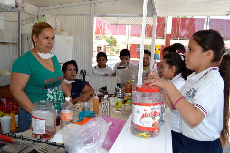 Regulan. La venta de alimentos chatarra está prohibida en las escuelas, y no impide a los padres llevarles comida en el receso. (EDITH GONZÁLEZ)