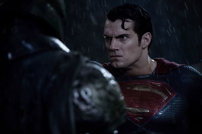 El largometraje estadounidense protagonizado por los actores Henry Cavill y Ben Affleck recaudó, del 1 al 7 de abril, 125 millones 181 mil 610 pesos. (ARCHIVO)