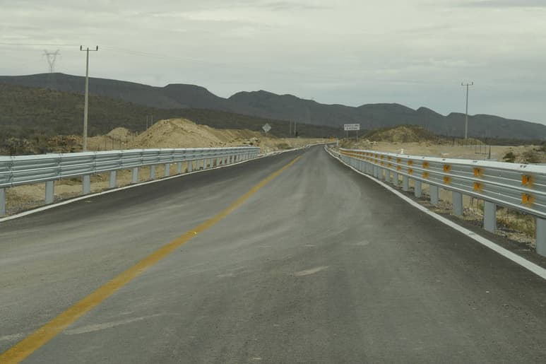 Obra. La carretera que se construyó para unir los municipios de Viesca con Parras ya tiene 3 de los 5 puentes que faltaban.