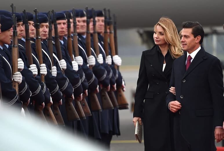 En honor por la llegada del presidente mexicano se detonaron salvas y 24 guardias de honor formaron una valla, mientras el primer mandatario y su esposa caminaron por la alfombra roja hacia la comitiva de recepción. (EFE)