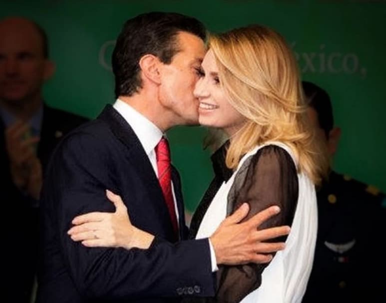 Publicó en su cuenta certificada de Instagram una fotografía en donde aparece dando un beso en la mejilla a su esposa, Angélica Rivera. (ESPECIAL)