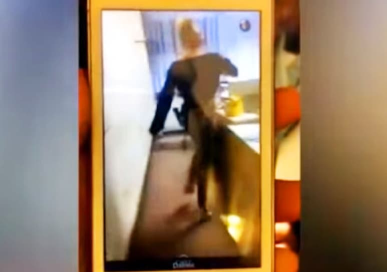 La docente fue grabada y el video lo difundieron posteriormente. (YOUTUBE)