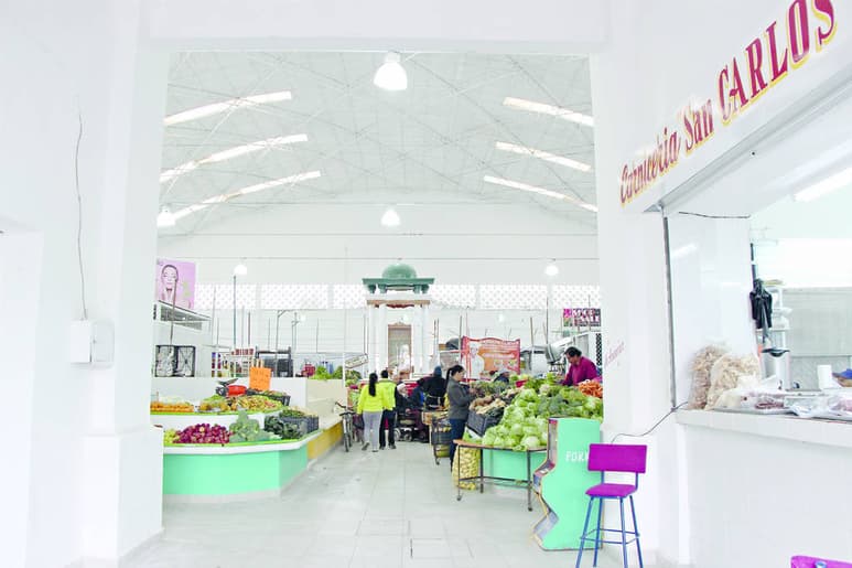 Techo. Iniciaron obras para evitar que se filtre el agua cuando llueve, al interior del mercado Donato Guerra en Lerdo. (EL SIGLO DE TORREÓN)