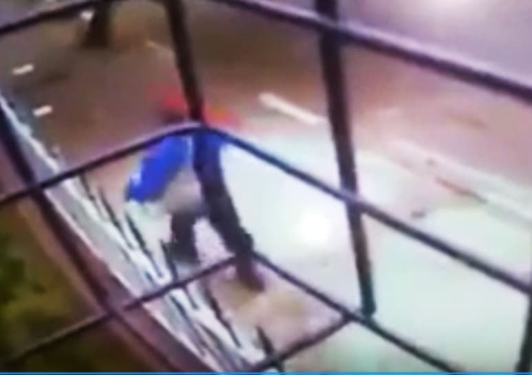 El sujeto decidió darse a la fuga tras recibir la salvaje descarga eléctrica. (YOUTUBE)