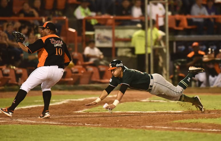 Héctor Jiménez se barre en home para anotar la última carrera a favor de los Leones de Yucatán, en lo que fue el primer encuentro de la serie en el Estadio de la Revolución. (Fotografías de Jesús Galindo López)  