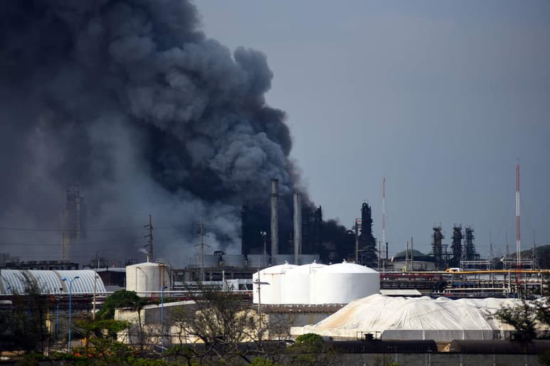 La nube tóxica que alcanzó los 10 kilómetros se dispersó en su totalidad anoche y los expertos indican que ya no hay riesgo alguno para la población. (EFE)