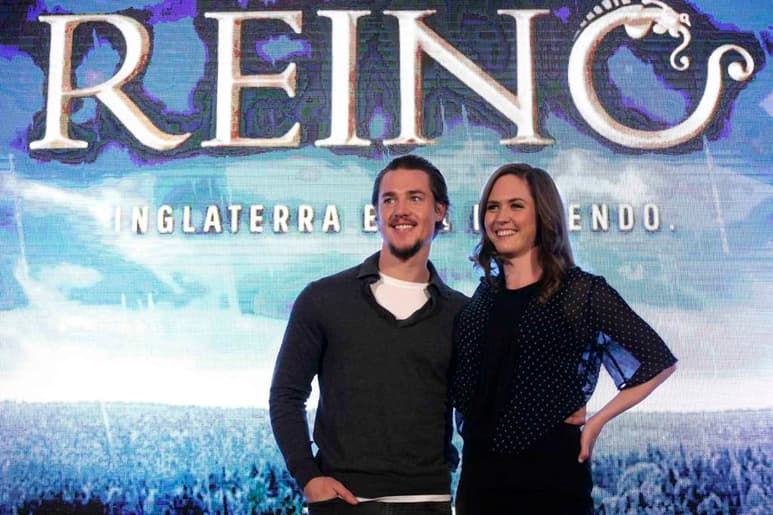 Visita. El acot Alexander Dreymon quien da vida a 'Uhtred' y la actriz Emily Cox, quien aparece como 'Brida', promocionan la serie de History Channel en nuestro país.