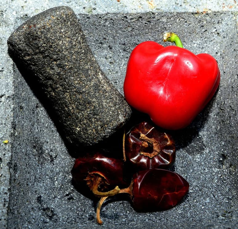 Los extractos del chile pimiento y guajillo inhiben las bacterias patógenas que deterioran los productos cárnicos y causan enfermedades estomacales. (ARCHIVO)