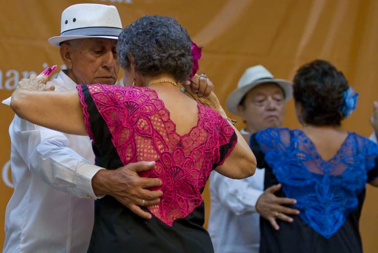 El danzón es el baile fino de salón, ese baile cadencioso, elegante y seductor, en el que las parejas transmiten su sentir a los espectadores. (ARCHIVO)