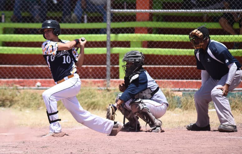 Un excelente choque de pelota, digno de una gran final, se vivió ayer en el recreativo magisterio. (Jesús Galindo)