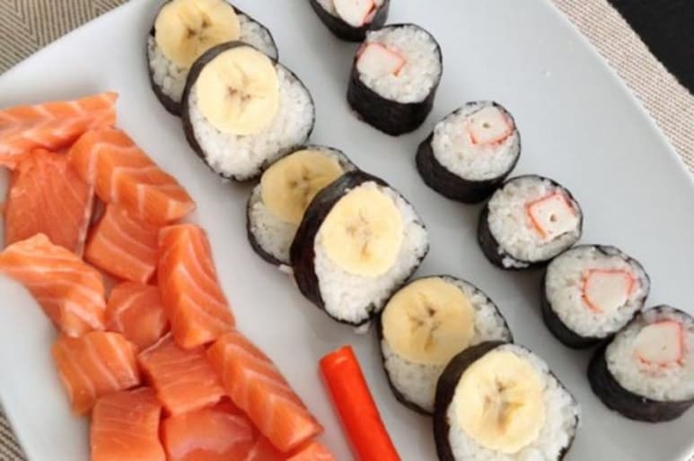 Maki sushi de plátano y surimi