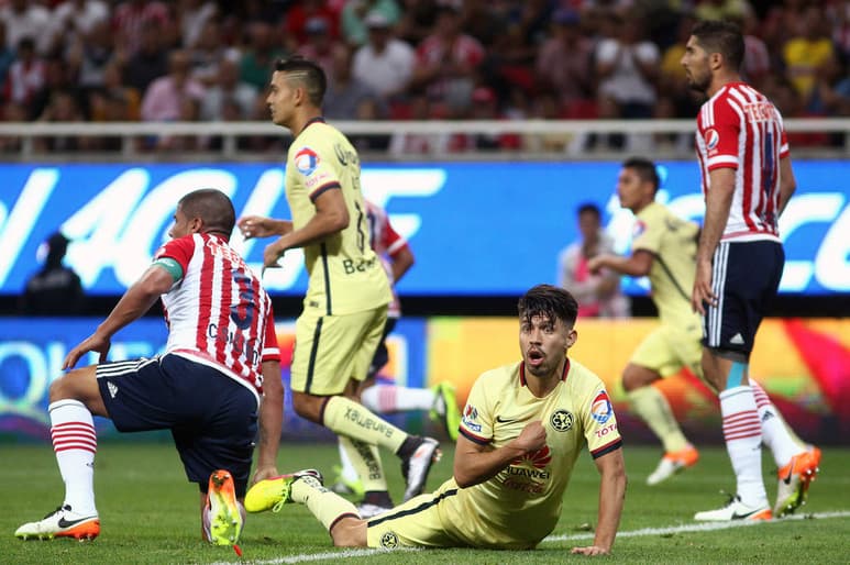 Oribe Peralta se sorprende ante una marcación arbitral polémica durante el clásico nacional. (Jam Media)