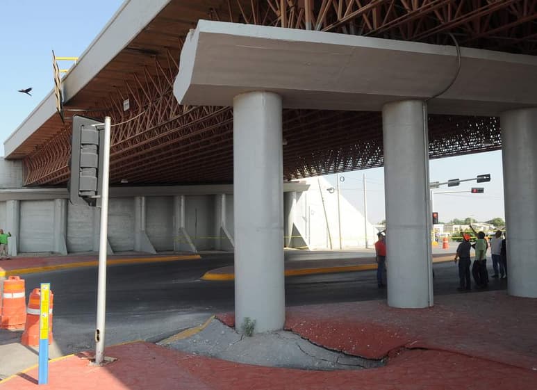 El director de Obras Públicas, Gerardo Berlanga Gotés, explicó que es prematuro diagnosticar la causa del desfasamiento de las lozas pero será necesario reparar el área dañada, lo cual implicará una demolición parcial. (RAMÓN SOTOMAYOR)