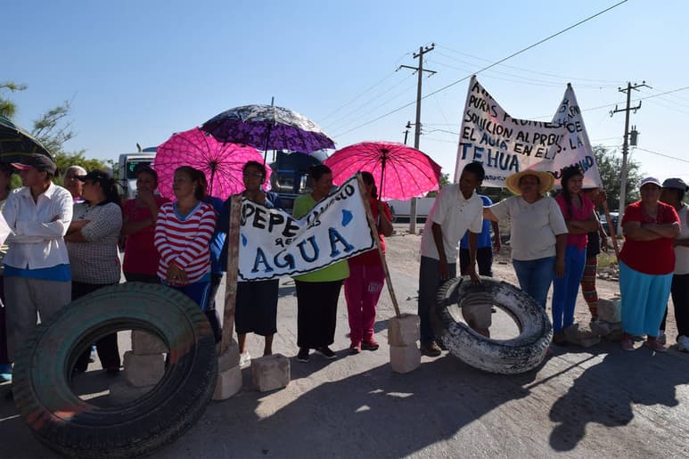 Bloqueo. Inconformes por la falta de agua, bloquearon la carretera Jabonoso-Esmeralda.