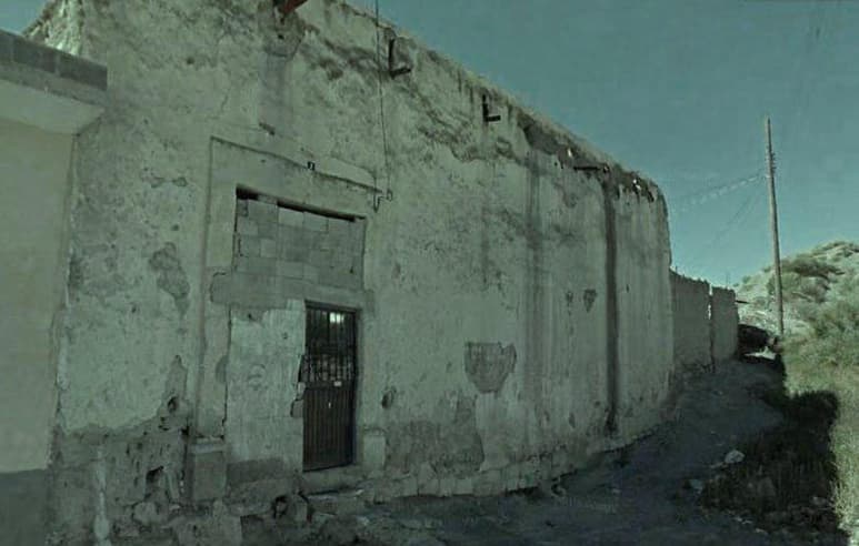 Edificio que entre los años de 1865 y 1866 sirvió como hospital del Ejército Francés, estacionado en Parras en ese bienio.  

