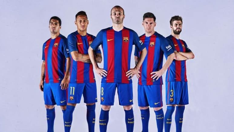 El estilo del traje es un homenaje directo al que se usó en 1992 año que el club catalán se hizo con su primera Copa de Europa.
