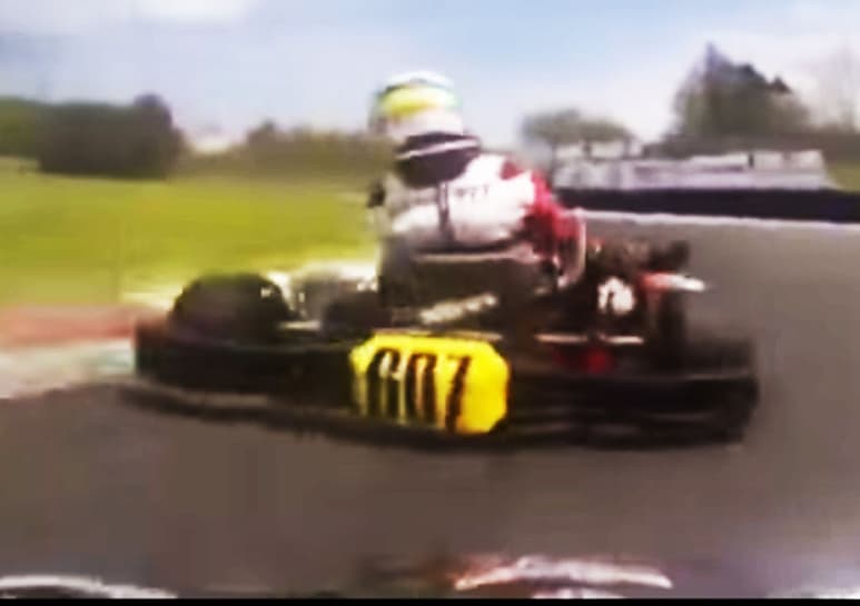 El kart le pasó por encima al otro conductor. (YOUTUBE)