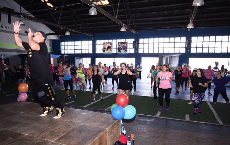 La actividad constó de una combinación creada por el propio Gutiérrez, que consiste en mezclar estilos de baile fitness con movimientos de acción cardiovascular, (ARCHIVO)