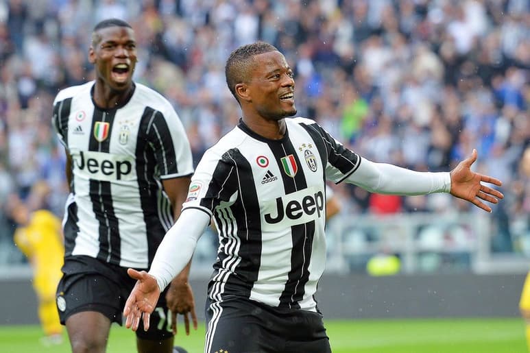 Evra llegó a la Juventus del Manchester United en 2014 y ganó títulos sucesivos en dos ocasiones en liga y copa.