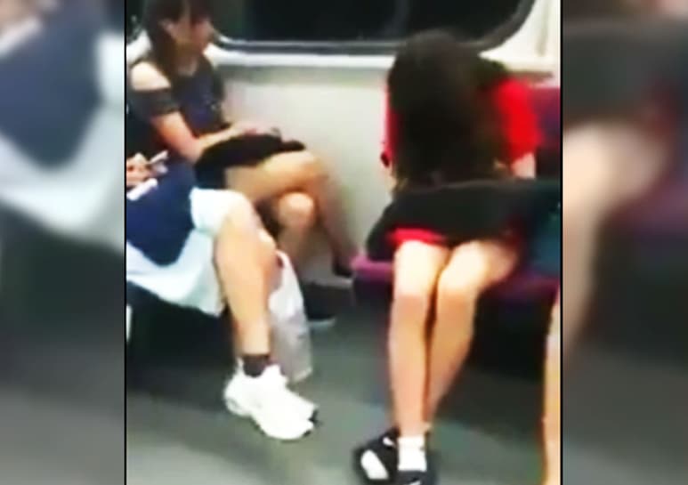 La chica no pudo reaccionar con tiempo a la caída. (YOUTUBE)