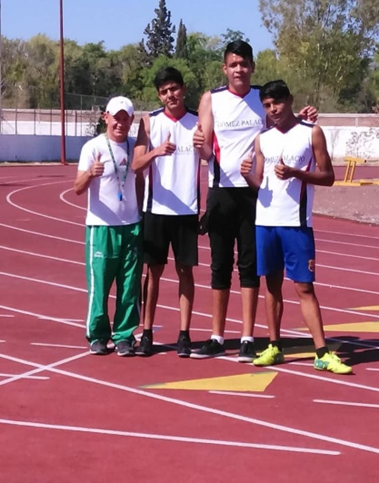 Los jóvenes Édwin Aurelio Castro y Armando Josué Armijo trabajan con su entrenador Óscar Sánchez, obteniendo buenos resultados.