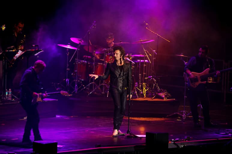 El cantante y compositor canadiense Gino Vannelli, quien alcanzó la fama con éxitos como Hurts to be in love, Black cars y I just wanna stop, cumple este jueves 64 años de vida, mientras realiza su gira Love in concert!. (ARCHIVO)