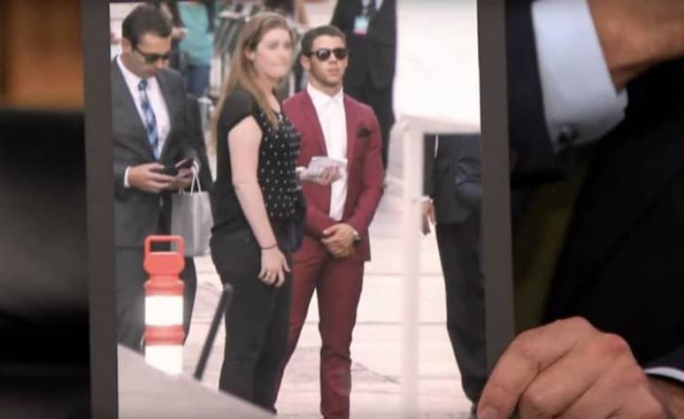 Apenado. El cantante estuvo incómodo en los premios.