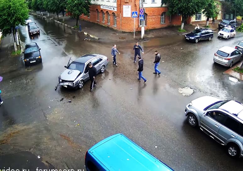 Los implicados en el accidente 'resolvieron' la situación a golpes. (YOUTUBE)