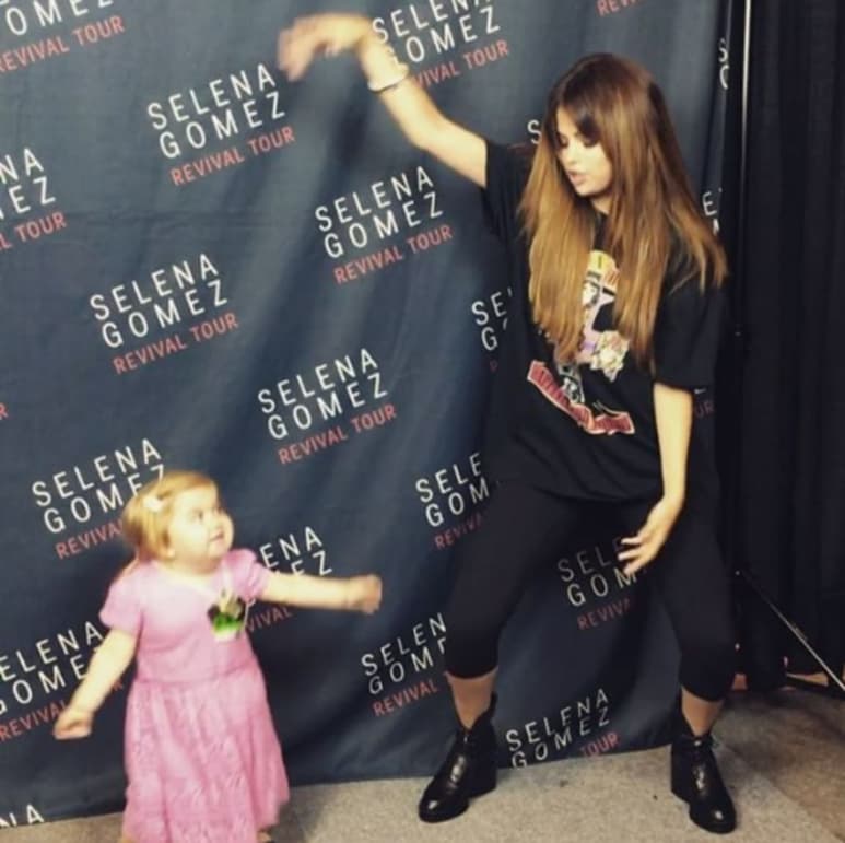 Gomez compartió el divertido momento en su cuenta de Instagram en donde sale cantando con Audrey, quien la contagia de su energía y 'chispa' para bailar el éxito Love you like a love song. (ESPECIAL)