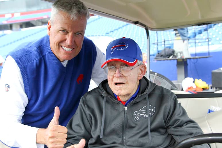 El coach de los Bills de Buffalo Rex Ryan (i) junto a su padre, Buddy Ryan, durante un partido de la temporada 2015 de la NFL. Muere Buddy Ryan, legendario coach