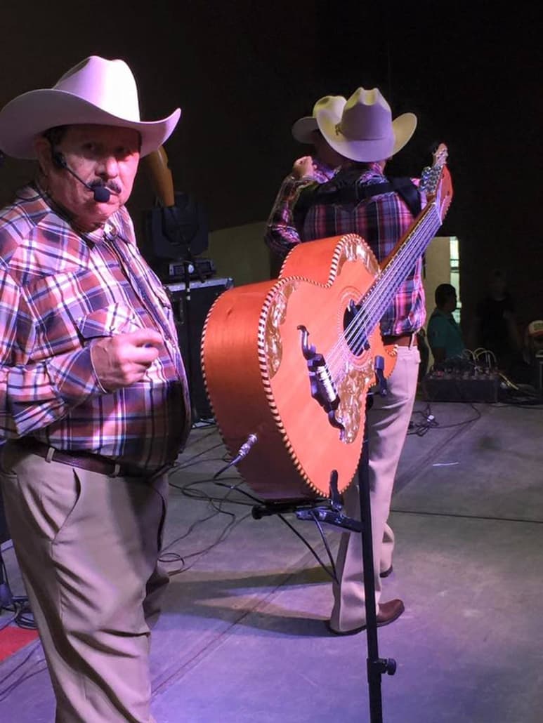 No le importa. El cantante norteño aseguró que pese al calor, La Laguna es de sus plazas favoritas. (CORTESÍA)