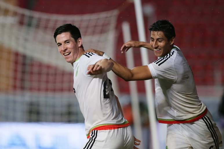 Bueno celebra con sus compañeros. Su testarazo certero y goleador lo hace soñar con Río 2016. (EFE)