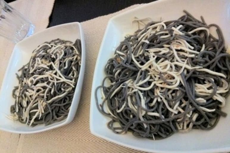 Pasta en blanco y negro con gulas al ajillo