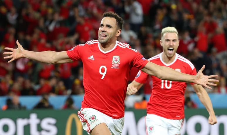 Hal Robson-Kanu, quien anotó el segundo gol en el triunfo de Gales ante Bélgica, es jugador libre, y asegura tener ofertas de varios equipos. (EFE)
