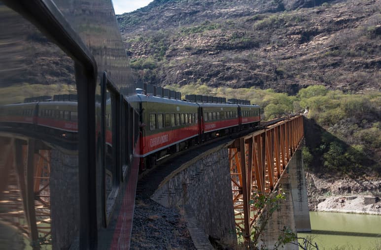 Al año se transportan por este medio cerca de 80 mil personas de escasos recursos, entre ellos rarámuris o tarahumaras , así como 90 mil turistas nacionales y extranjeros, de los cuales el 40 por ciento es de otros países. (NOTIMEX)
