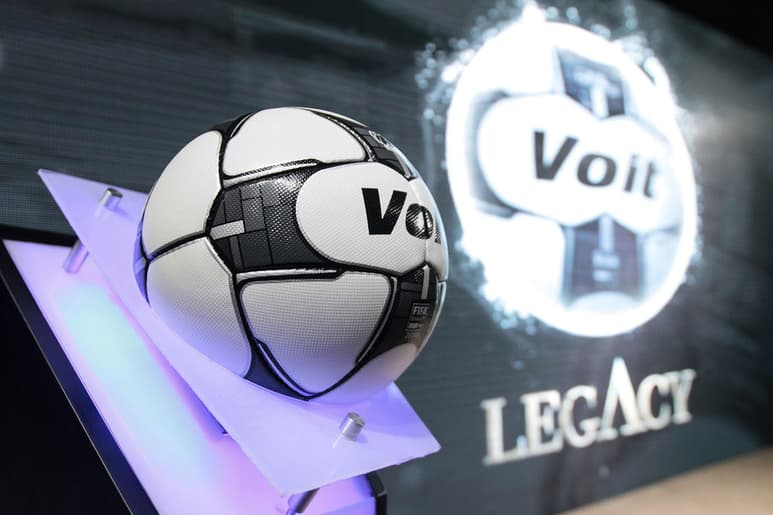 De nombre 'Legacy', el esférico está diseñado por 32 paneles, de color blanco con negro y 'un diseño sobrio, clásico, que celebra los 30 años de relación'. (ARCHIVO)