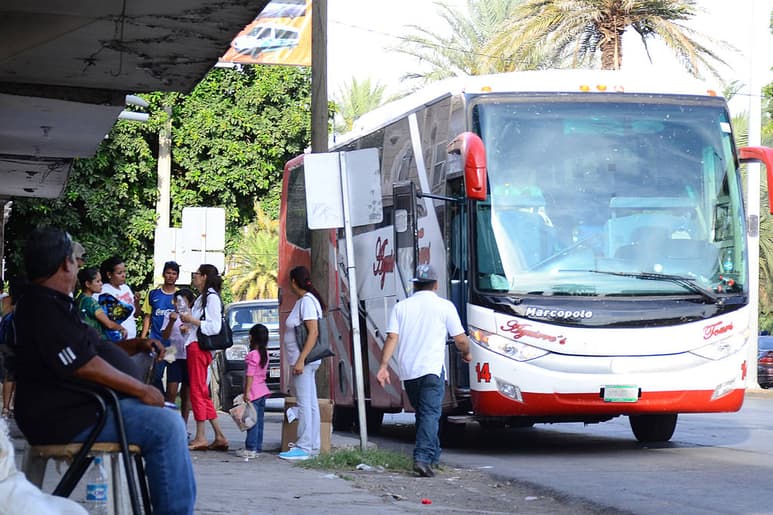Opción. Los camiones denominados turísticos ofrecen alternativas más económicas para viajar a los usuarios, sin embargo, no cuentan con seguro en caso de accidente. (FERNANDO COMPEÁN)