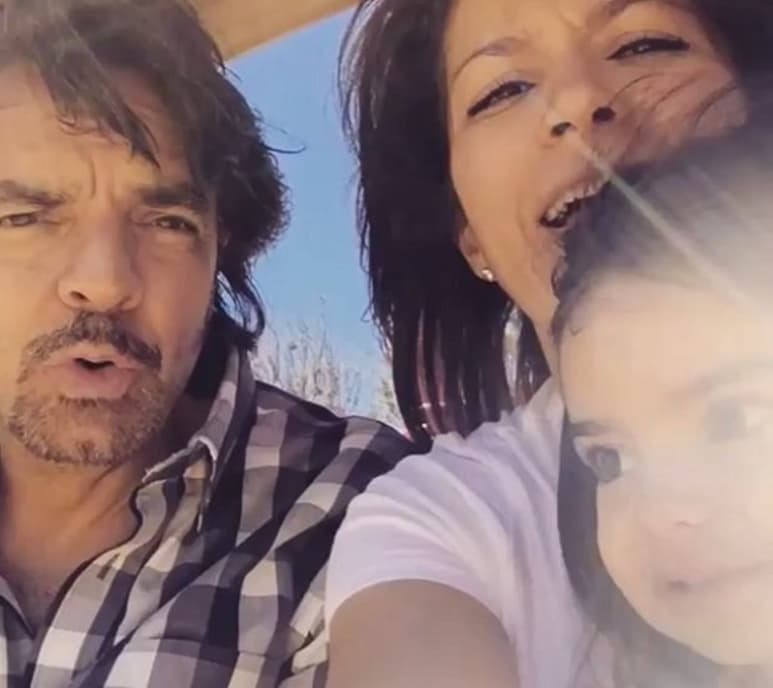 El comediante posa junto a Alessandra Rosaldo y la hija de ambos Aitana, (ESPECIAL)