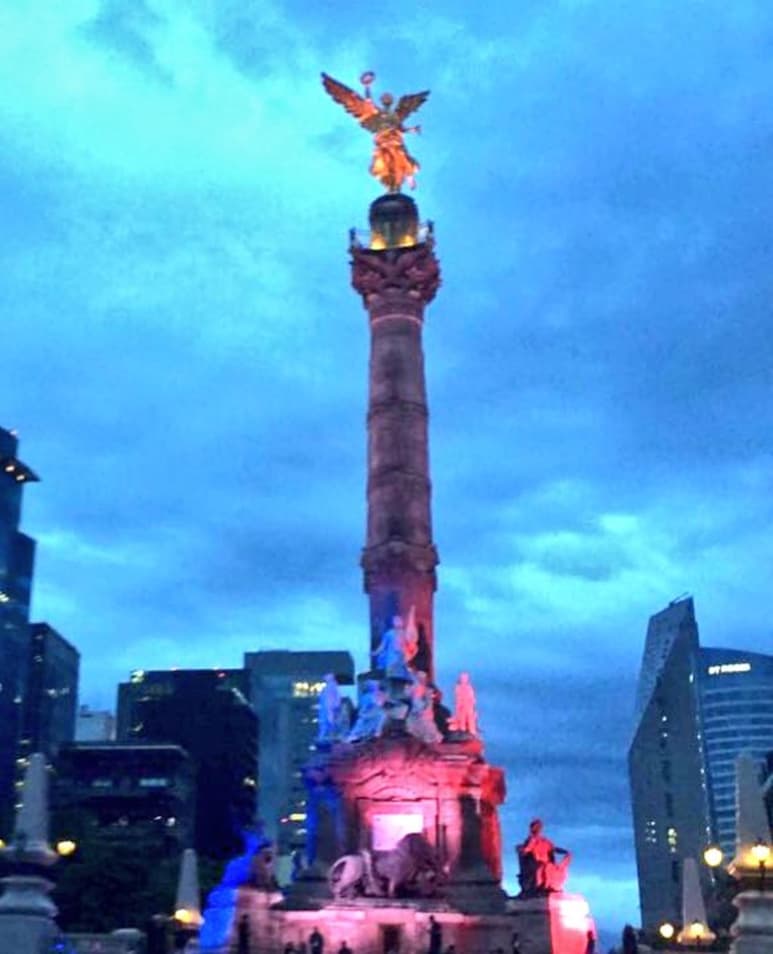 El gobierno de la Ciudad de México iluminó al Ángel de la Independencia con los colores de Francia en solidaridad a las víctimas de Niza. (TWITTER)