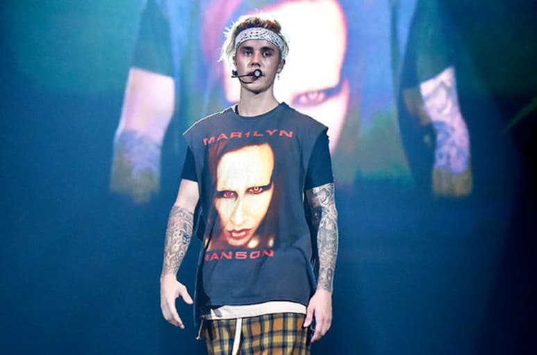 En varios de sus conciertos, el propio Bieber ha usado las prendas de la colección, como la playera de Manson. (ARCHIVO)