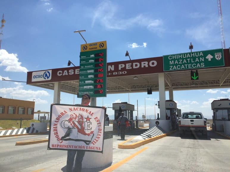En el lugar, lanzaron consignas en contra del Gobierno Federal y particularmente, exigieron la renuncia del secretario de Educación, Aurelio Nuño Mayer. (EL SIGLO DE TORREÓN)