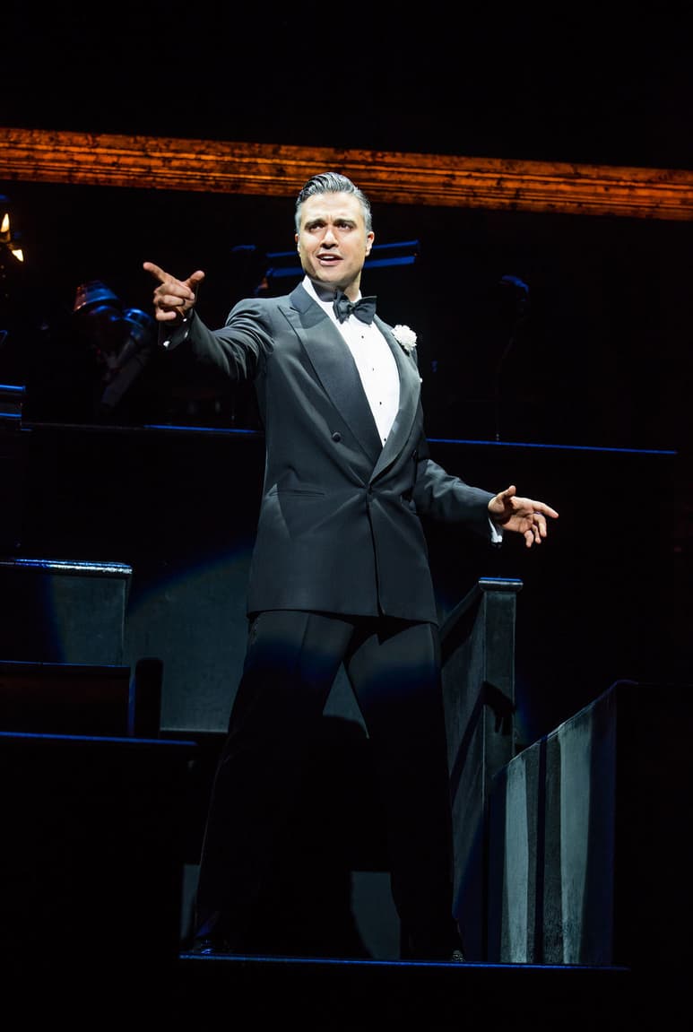 Jaime Camil dando vida al guapo, encantador y manipulador abogado Billy Flynn en la obra Chicago. (EFE)